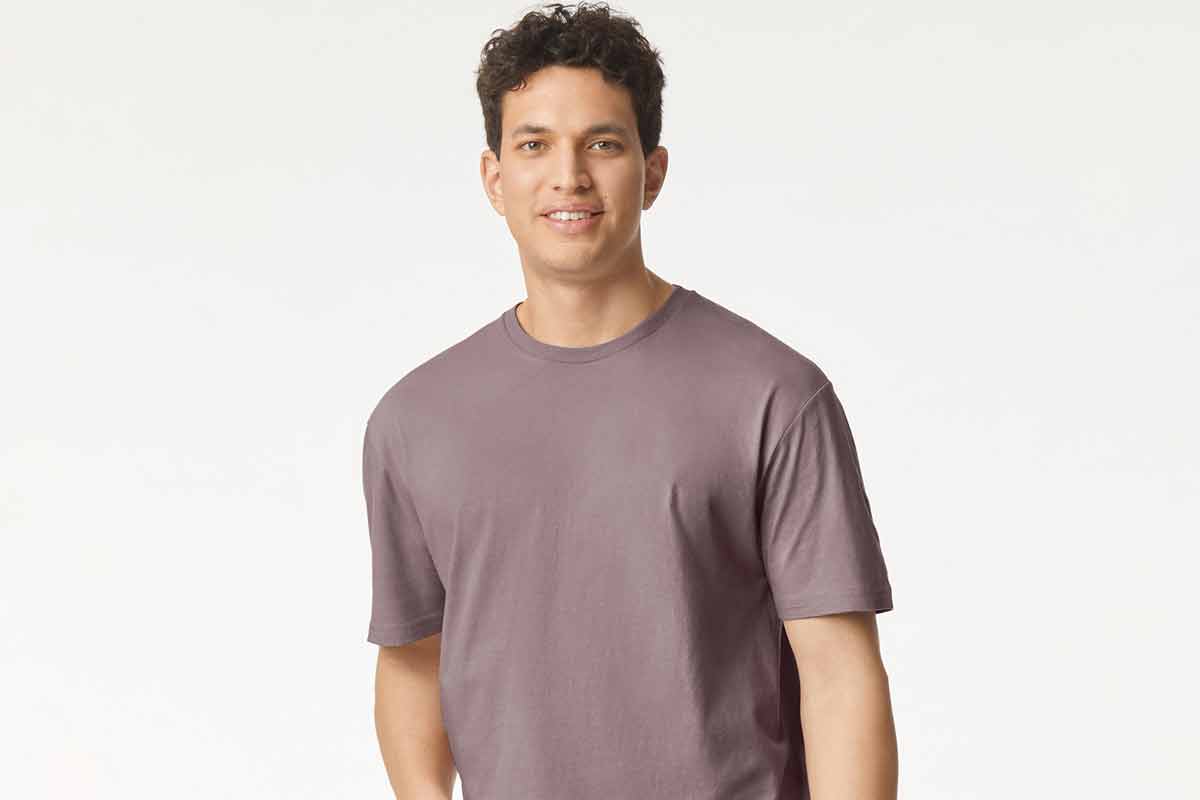 Man wearing Gildan men's t-shirt, perfect for custom printing, showcasing comfort and versatility.
